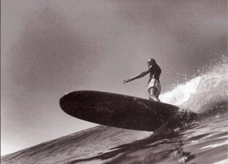 hombre surfeando en el cantabrico